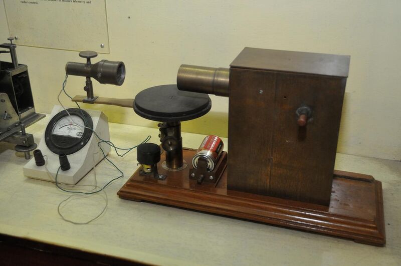 File:Microwave Apparatus - Jagadish Chandra Bose Museum - Bose Institute - Kolkata 2011-07-26 4051.JPG