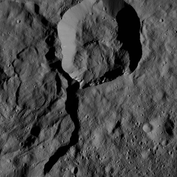 File:PIA20866-Ceres-DwarfPlanet-Dawn-4thMapOrbit-LAMO-image145-20160530.jpg