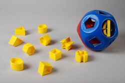 Plastic vormenstoof of puzzelbal van “Tupperware Toy”, objectnr 83212.JPG