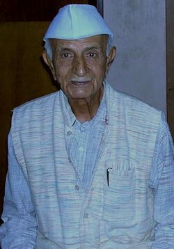Prof PC Vaidya at his Ahmedabad residence, November 2005 (cropped).jpg