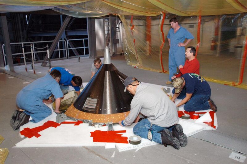 File:STS-117 ETrepair.jpg