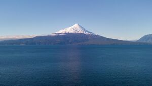 Volcán Osorno y lago Llanquihue desde el sector Los Riscos 2.jpg