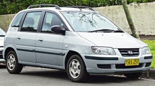 2001-2004 Hyundai Elantra LaVita (FC) GLS hatchback (2011-11-18) 01.jpg