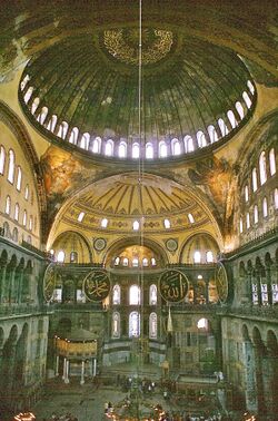 Ayasofya-Innenansicht.jpg