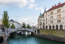 Río Ljubljanica, Liubliana, Eslovenia, 2017-04-14, DD 06.jpg