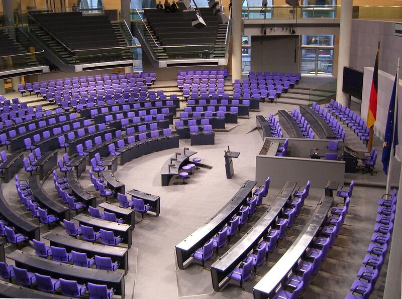 File:Deutscher Bundestag Plenarsaal Seitenansicht.jpg