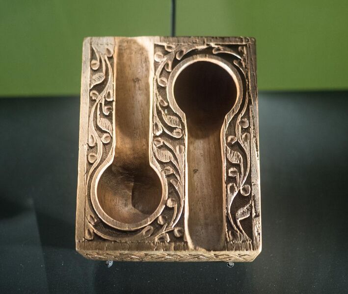 File:Oliver Williamson's pipe holder at the Nobel Museum (51953).jpg
