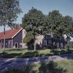 Overzicht van de voorgevel en de linker zijgevel van de boerderij met een gedeelte van de schuur - 's-Heer Arendskerke - 20380990 - RCE.jpg