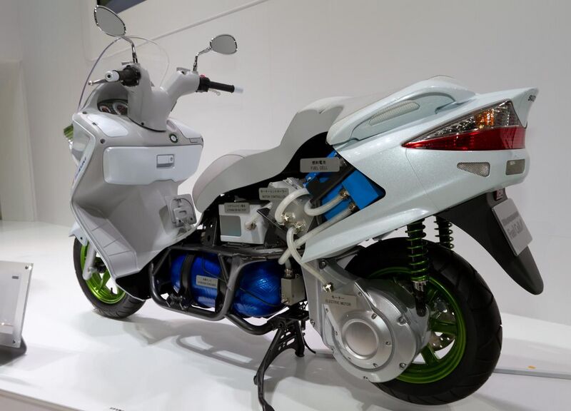 File:Suzuki Burgman Fuel Cell cutaway model 2011 Tokyo Motor Show.jpg