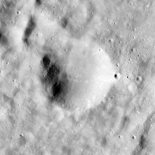 File:Babakin crater AS15-M-1035.jpg