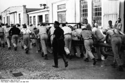 Bundesarchiv Bild 152-01-26, Dachau, Konzentrationslager.jpg