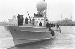 Bundespräsident Gustav Heinemann besucht die WERRA (A 68) im Tirpitzhafen zur Kieler Woche 1971 (Kiel 49.143).jpg