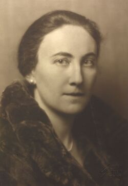 Charlotte Bühler (1893–1974) 1927 © Georg Fayer (1891–1950) OeNB 10450832.jpg