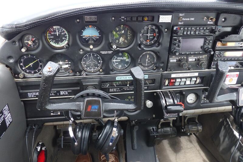 File:Cockpit of Piper PA-28-151 (G-BOYH) at Bristol Airport, England 15May2016 arp.jpg