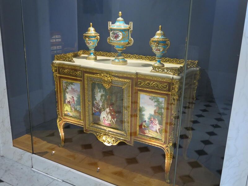 File:Commode de la comtesse du Barry (Louvre, OA 11293).jpg