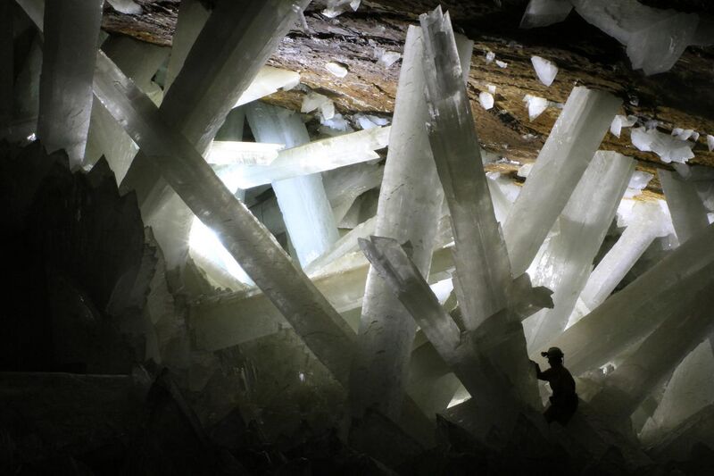 File:Cristales cueva de Naica.JPG