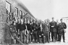 An assembled group of prisoners together with Battalion Zośka posing for a photo