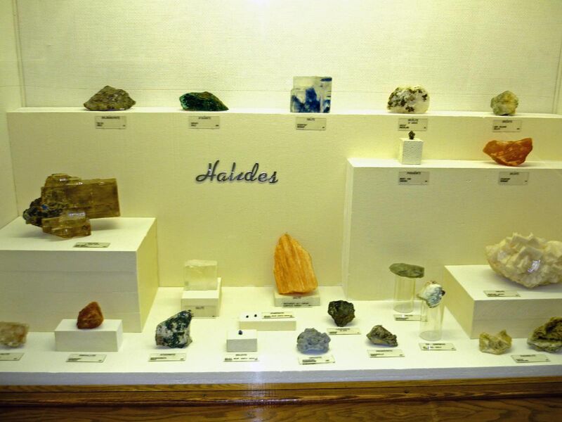 File:Halide mineral exhibit, Museum of Geology, South Dakota.jpg