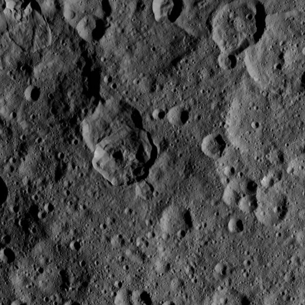 File:PIA19635-Ceres-DwarfPlanet-Dawn-3rdMapOrbit-HAMO-image4-20150821.jpg