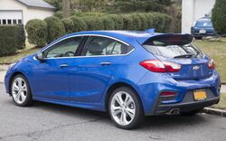 2018 Chevrolet Cruze Premier RS package, 5-door hatchback in Kinetic Blue Metallic, rear left.jpg