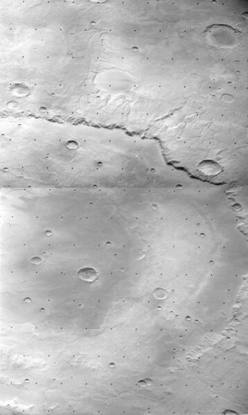 File:Huygens crater f620a11 f620a13.jpg