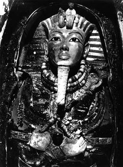 Tutankhamun's mask, Burton photograph P0744, 1922.jpg
