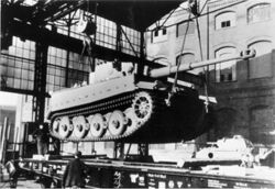 Bundesarchiv Bild 146-1972-064-61, Kassel, Verladen eines Panzer VI "Tiger I".jpg