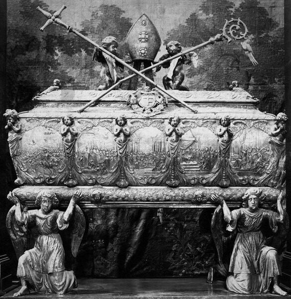 File:Rennen Silver sarcophagus of Saint Stanislaus.jpg