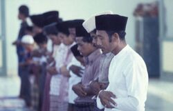 COLLECTIE TROPENMUSEUM Moslimmannen tijdens het gebed op vrijdag in de moskee Tulehu TMnr 20017952.jpg
