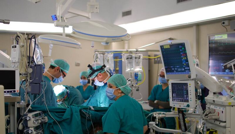 File:Cardiac surgery operating room.jpg