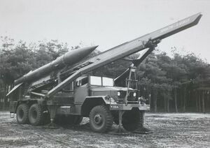 Een International M139D 5-tons 6x6-lanceerauto, met een Honest John-raket (762 mm, M289) van 19 Afdeling veldartillerie (2155 046863).jpg