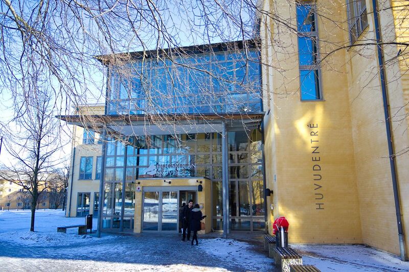 File:Hogskolan i Skövde - Main entrance winter 2011.jpg