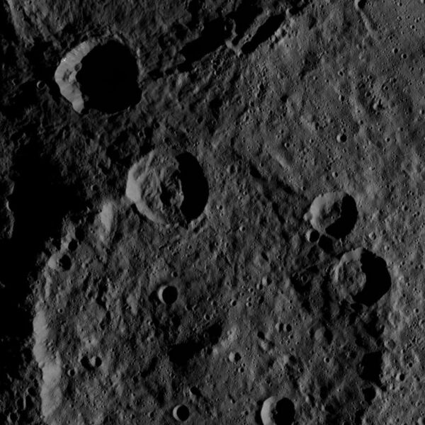 File:PIA19906-Ceres-DwarfPlanet-Dawn-3rdMapOrbit-HAMO-image28-20150824.jpg