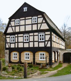 Schirgiswalde Umgebindehaus mit Fachwerk.jpg