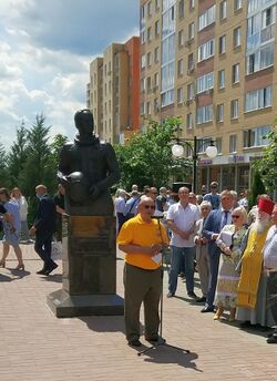 Vladimir Dzhanibekov opens the memorial bust of Igor Volk 2020.jpg