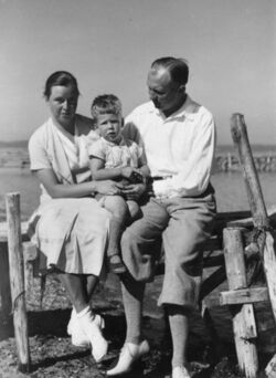 Wilhelm Schütz with wife, Lucy Mensing, and young son.jpg