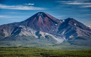 Avachinsky Volcano (23682444539).jpg