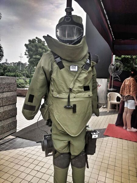File:Bomb Disposal Squad Indian Army protective suit.jpg