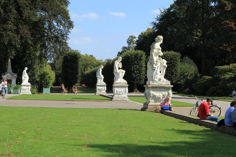 File:Düsseldorf Benrath - Schlosspark - Statuen 31 ies.jpg