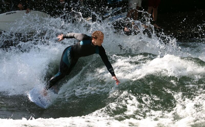 File:Eisbach die Welle Surfer.JPG