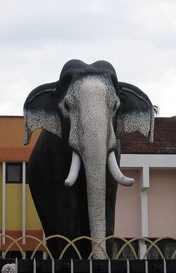 Guruvayoor Kesavan Statue-sidecrop.jpg