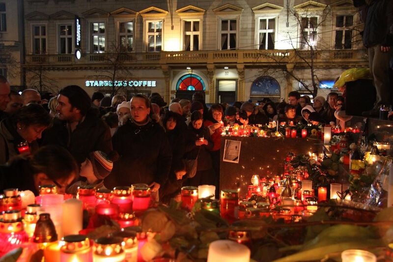 File:Pietní shromáždění na Václavském náměstí při příležitosti úmrtí Václava Havla v roce 2011 (22).JPG