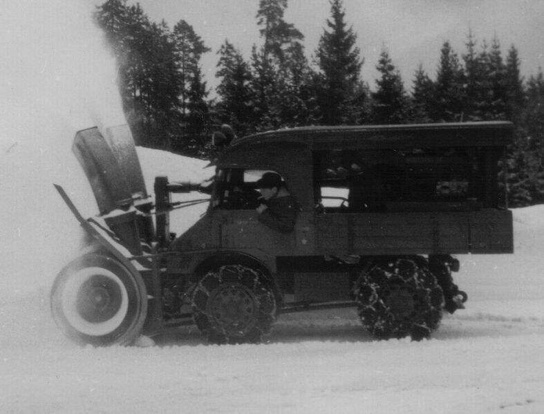 File:Unimog mit Schneefräse um 1955.jpg