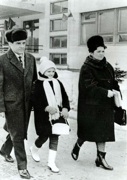 File:Vladimir Mikhaylovich Komarov (1927-1967), his wife Valentina Komarov, and their daughter Irina.jpg