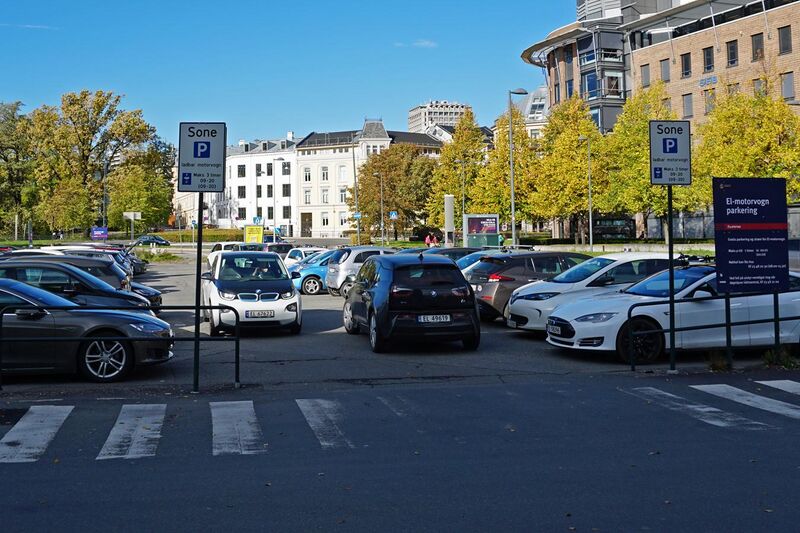 File:EV parking lot Oslo 10 2018 3805.jpg