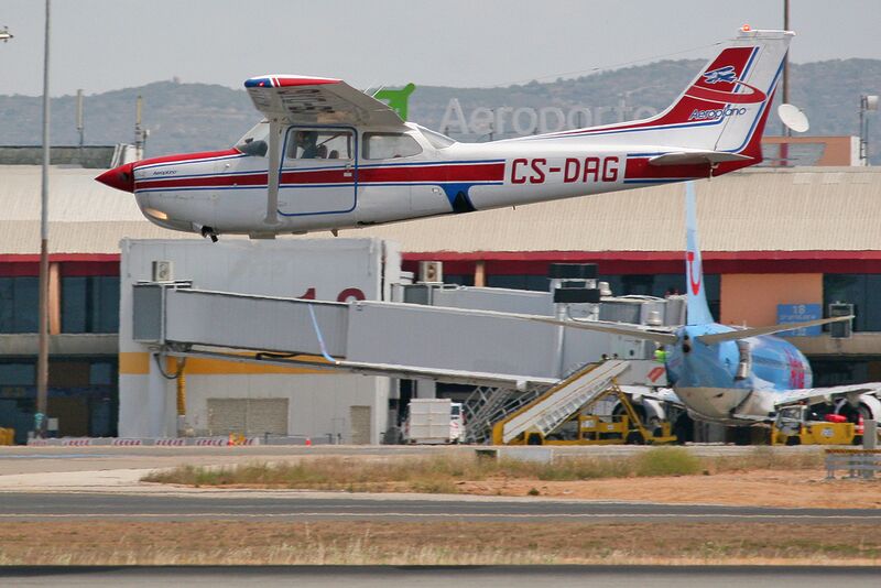 File:Reims F172RG Cutlass RG II CS-DAG Aeroplano low pass.jpg