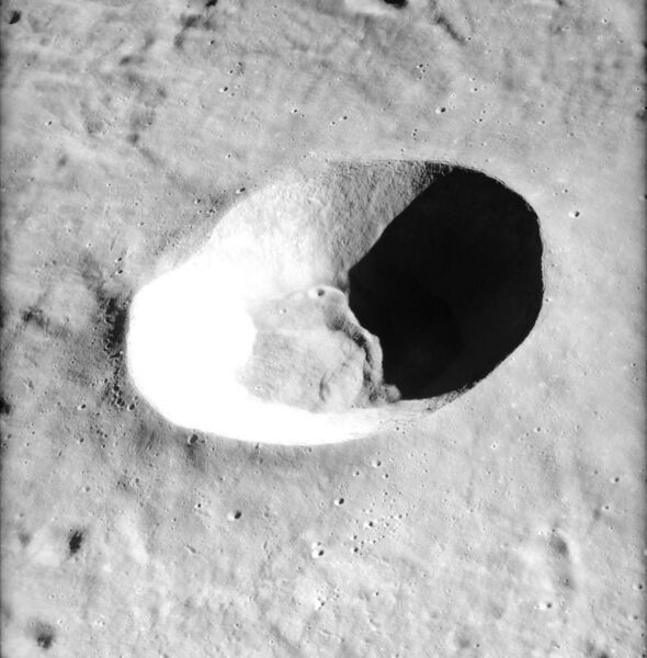 File:Alfraganus crater AS16-P-4548.jpg