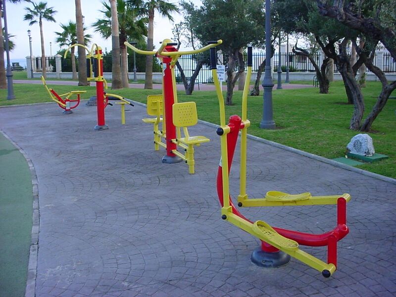 File:Outdoor gym in Parque de Bateria, Torremolinos.JPG