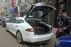 Tesla Model S Schiphol taxi AMS 12 2016 0583.jpg