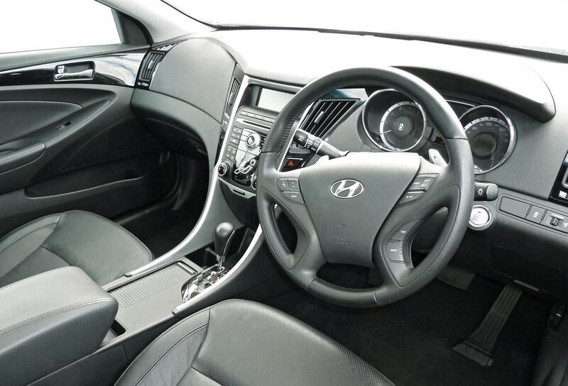 File:2010 Hyundai i45 (YF MY10) Premium sedan (2011-04-22) 02.jpg
